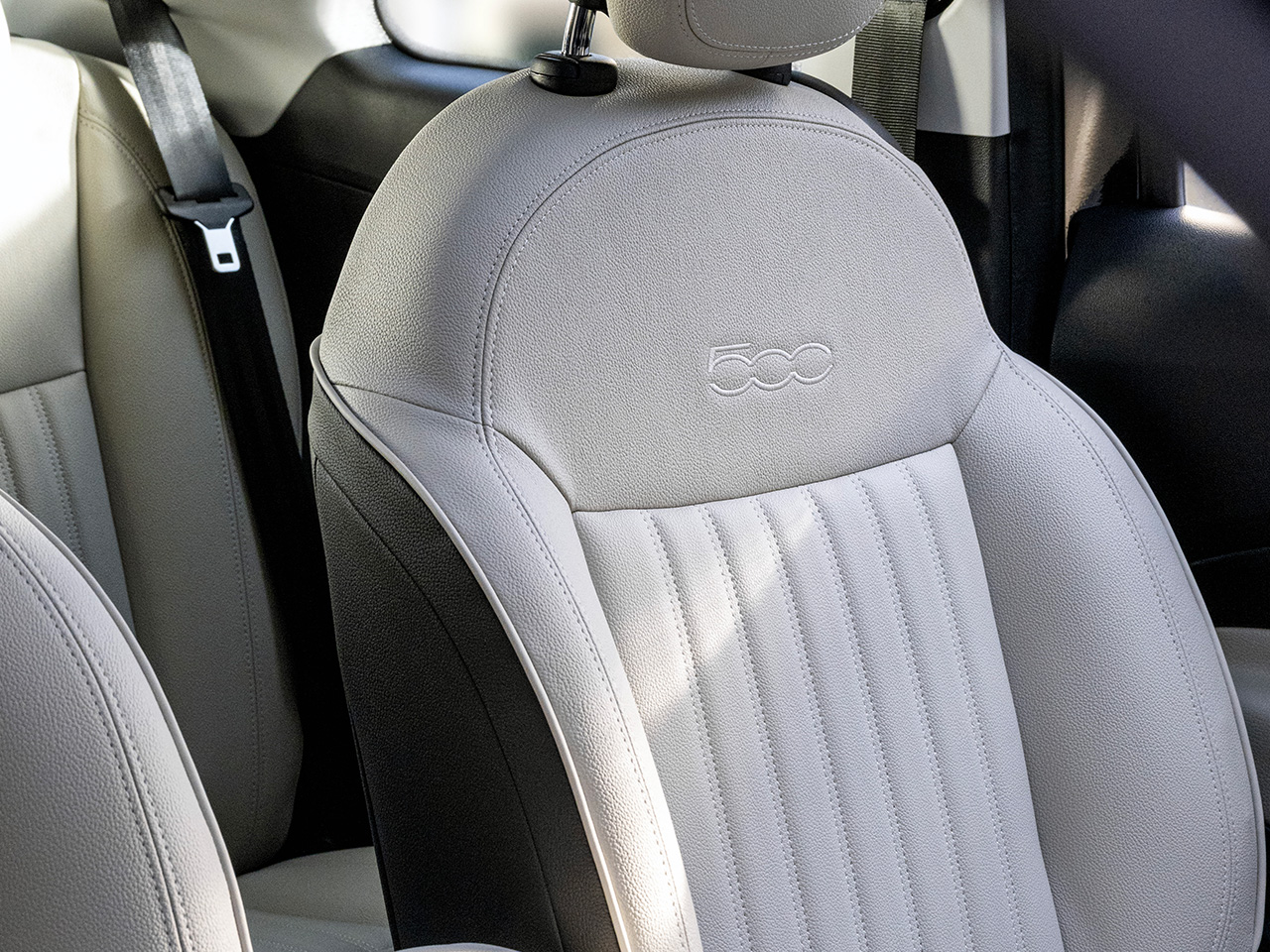 Nuevo Fiat 500 Híbrido Interior - Stellantis &You