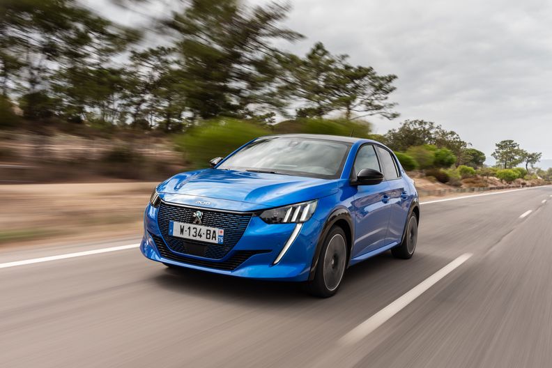 En plus de se recharger en 15 minutes, cette voiture électrique révèle son  intérieur ultra technologique et confortable