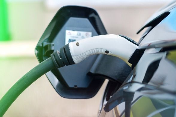 Voiture électrique en cours de chargement